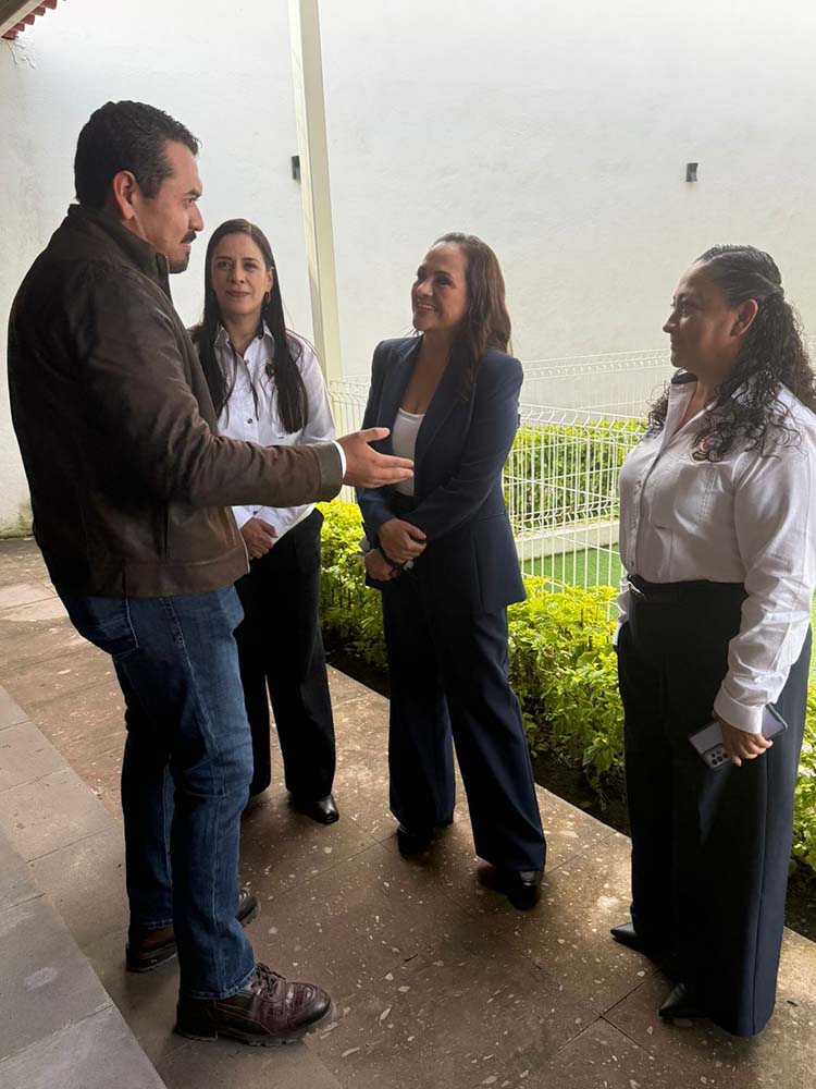 Beto Nava respalda a Bomberos de Pedro Escobedo