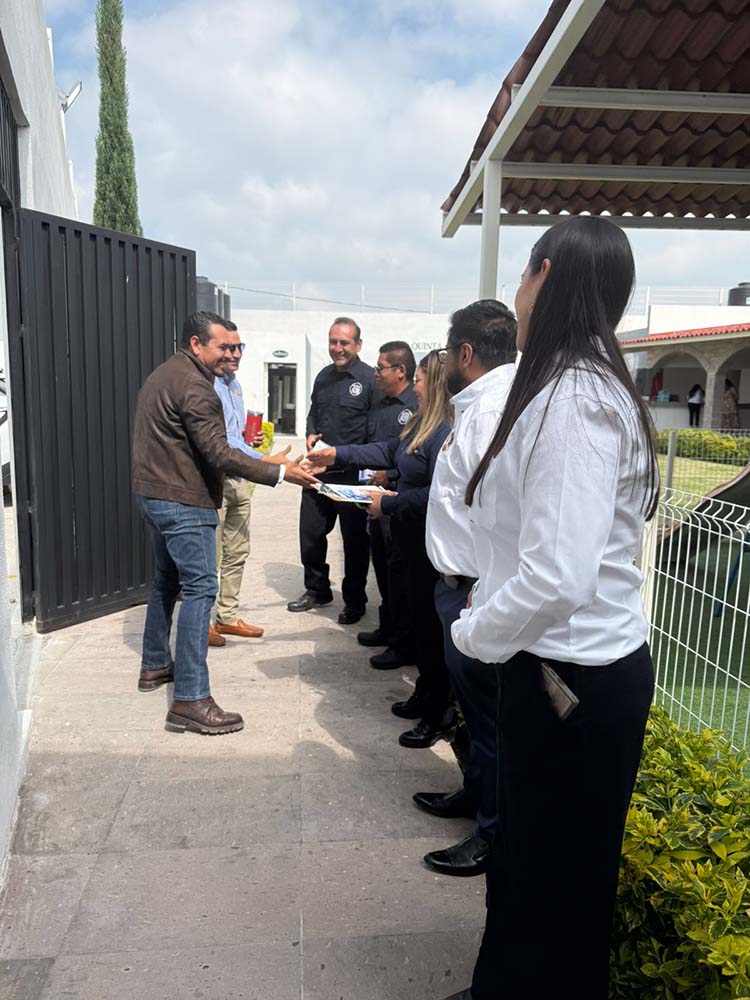 Beto Nava respalda a Bomberos de Pedro Escobedo