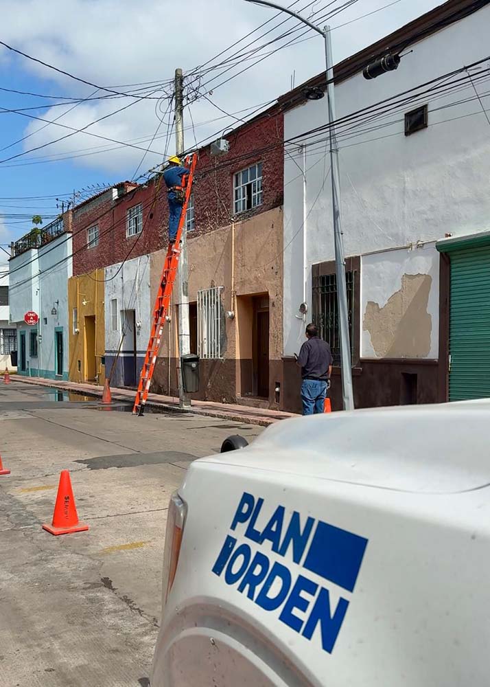 Retiran cableado en desuso de avenidas queretanas