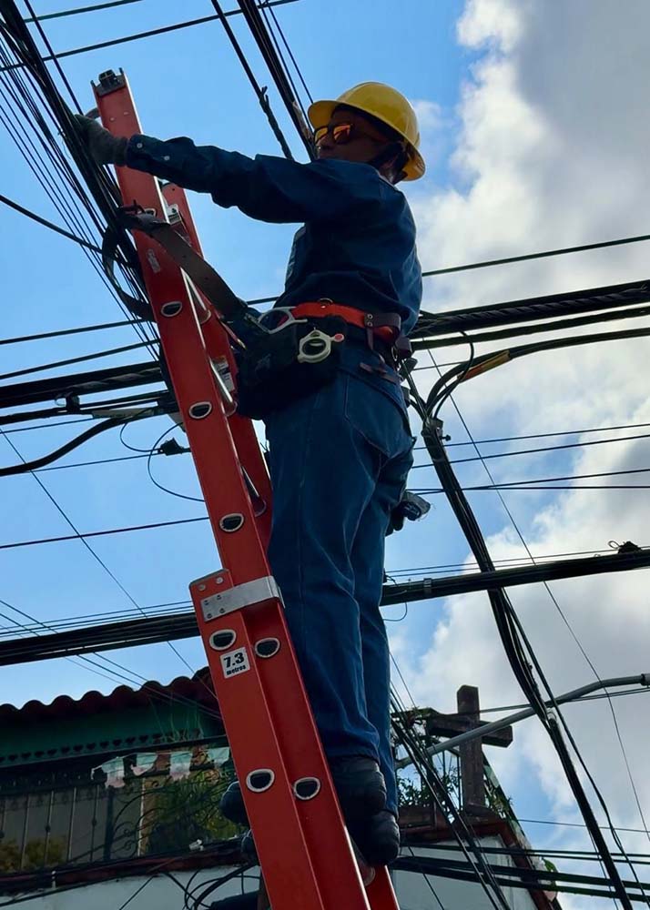 Retiran cableado en desuso de avenidas queretanas