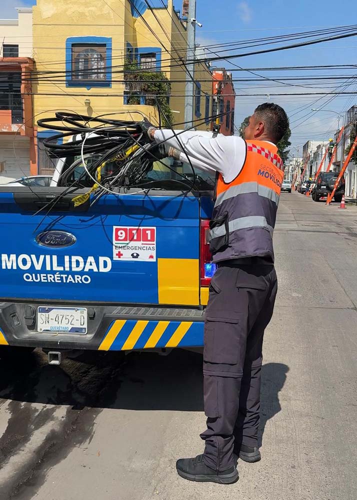 Retiran cableado en desuso de avenidas queretanas
