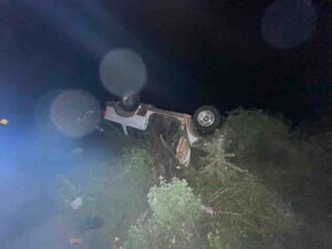 Vuelca camioneta en carretera a Bella Vista
