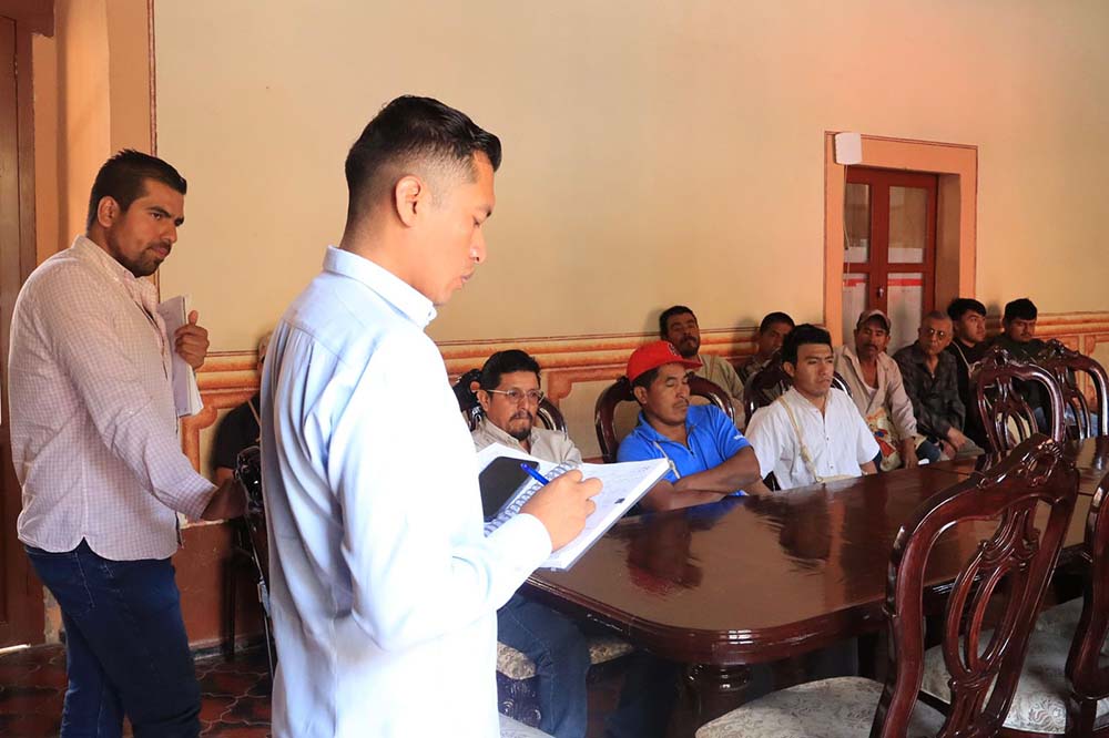 Querétaro certifica bachillerato de 100 adultos en Cadereyta