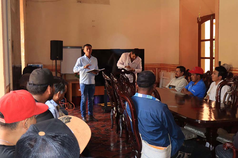 Querétaro certifica bachillerato de 100 adultos en Cadereyta