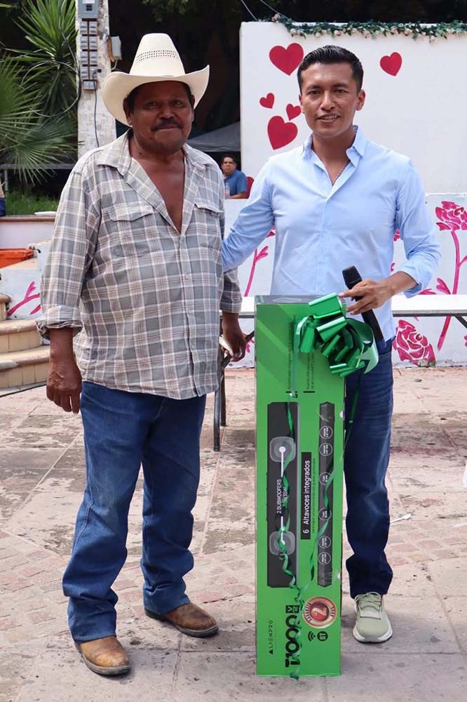 Alejo celebra a padres con rifa en Tolimán