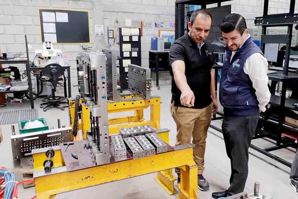 El rector de la Universidad Tecnológica de Corregidora (UTC), Alberto Lugo Ledesma, concretó la firma de un convenio de colaboración con el CEO de la empresa Moyá Makers & Team, Enrique Morales Moya, el cual tiene como objetivo la formación de talento especializado, generar oportunidades de desarrollo profesional para las y los estudiantes y contribuir a la competitividad de la industria en Querétaro.