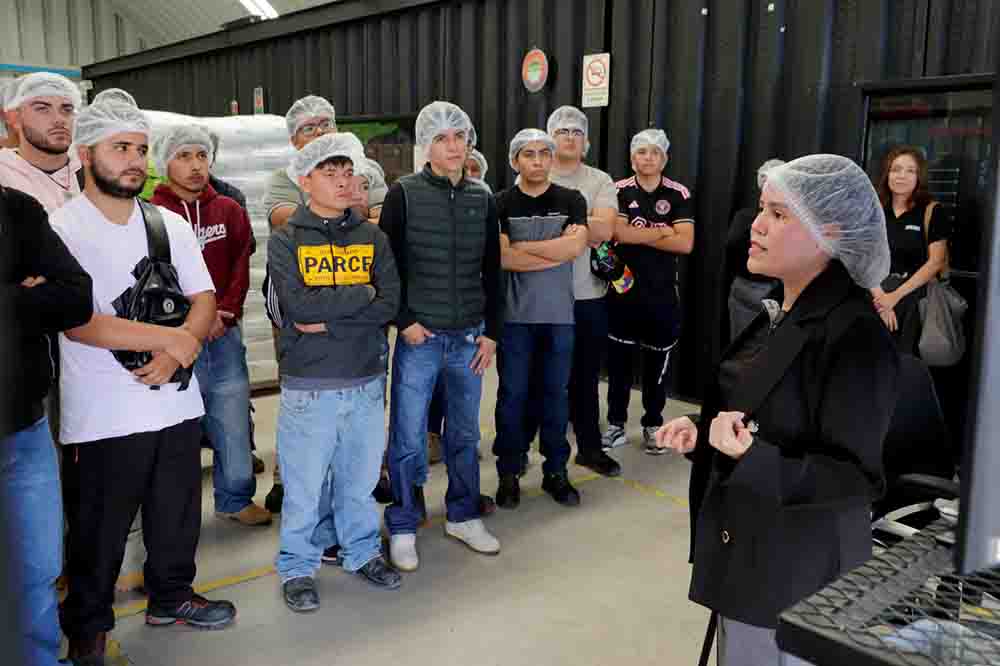 El rector de la Universidad Tecnológica de Corregidora (UTC), Alberto Lugo Ledesma, concretó la firma de un convenio de colaboración con el CEO de la empresa Moyá Makers & Team, Enrique Morales Moya, el cual tiene como objetivo la formación de talento especializado, generar oportunidades de desarrollo profesional para las y los estudiantes y contribuir a la competitividad de la industria en Querétaro.