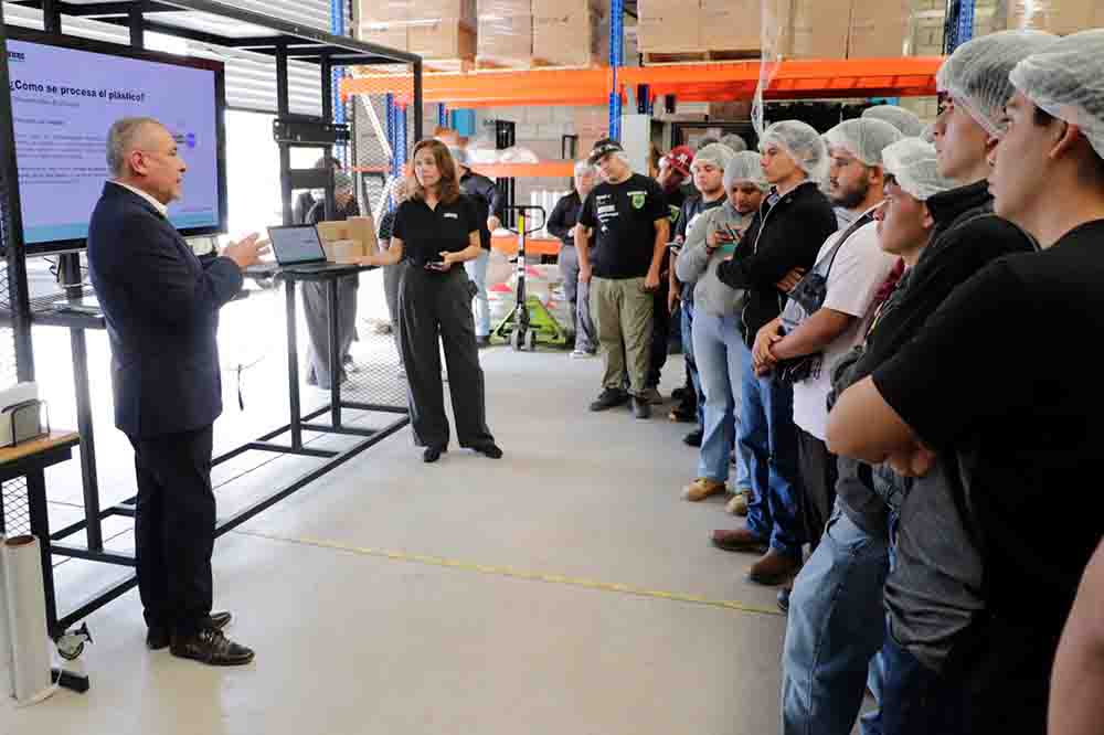 El rector de la Universidad Tecnológica de Corregidora (UTC), Alberto Lugo Ledesma, concretó la firma de un convenio de colaboración con el CEO de la empresa Moyá Makers & Team, Enrique Morales Moya, el cual tiene como objetivo la formación de talento especializado, generar oportunidades de desarrollo profesional para las y los estudiantes y contribuir a la competitividad de la industria en Querétaro.