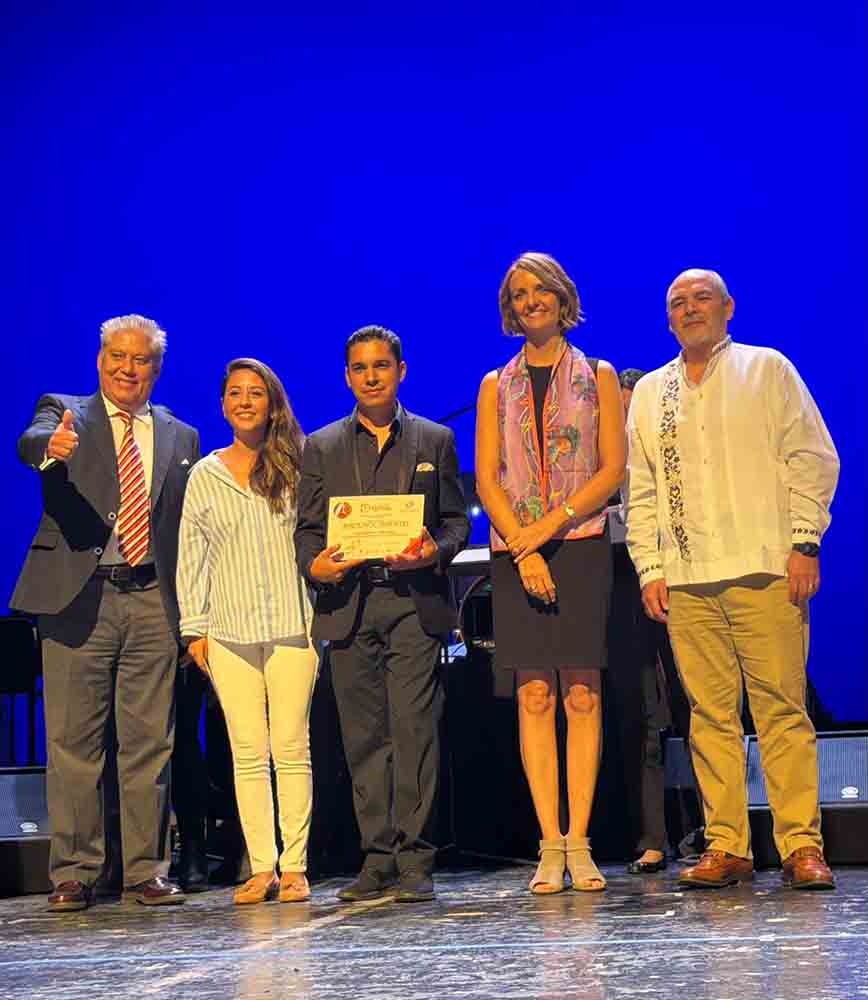 Gregorio Escalante gana Certamen de Canción Queretana