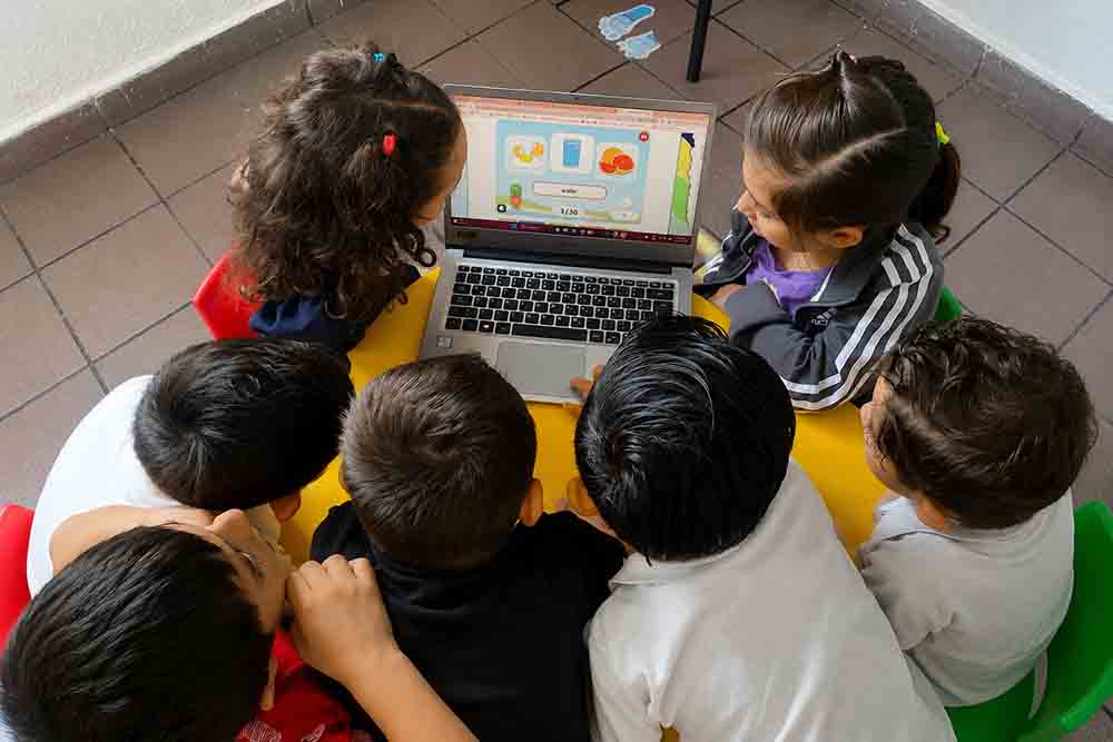 Reciben 228 docentes de USEBEQ certificación en idioma inglés
