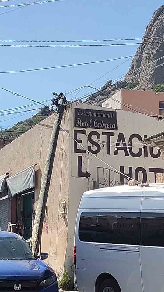 Choque bloquea subida turística en Peña de Bernal