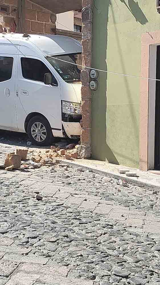 Choque bloquea subida turística en Peña de Bernal