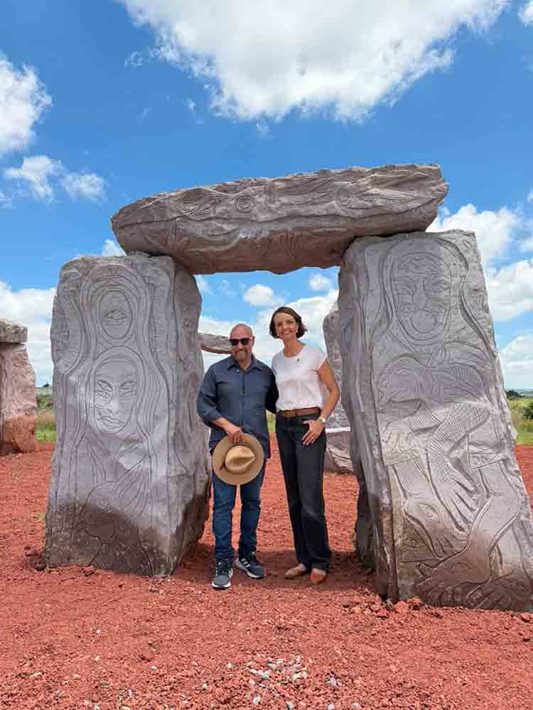 Expone Rubén Maya obra escultórica a pie de carretera