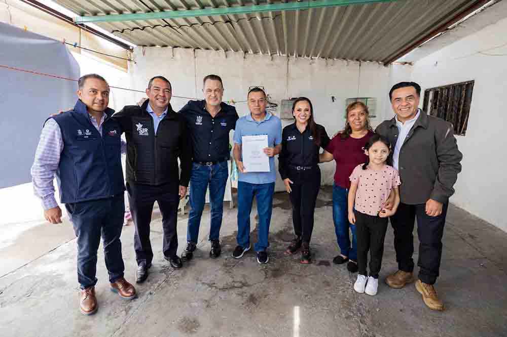Gobierno entrega títulos; San Juan busca 300 escrituras