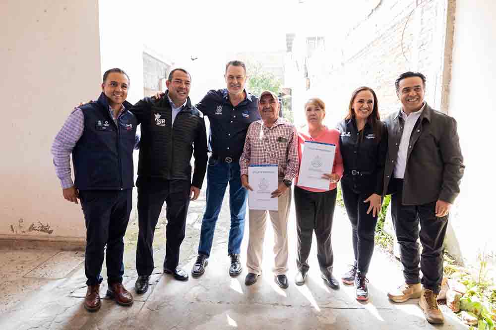 Gobierno entrega títulos; San Juan busca 300 escrituras