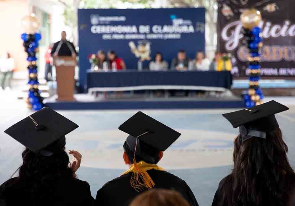 Roberto Cabrera asiste a graduaciones de primarias en San Cayetano y Laguna de Vaquerías