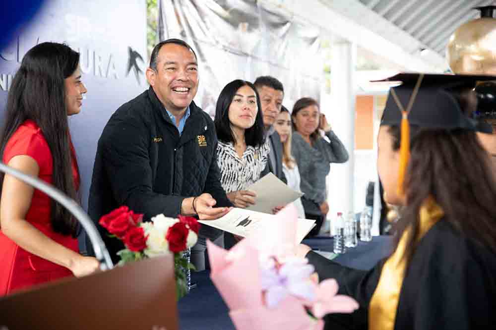 Roberto Cabrera asiste a graduaciones de primarias en San Cayetano y Laguna de Vaquerías