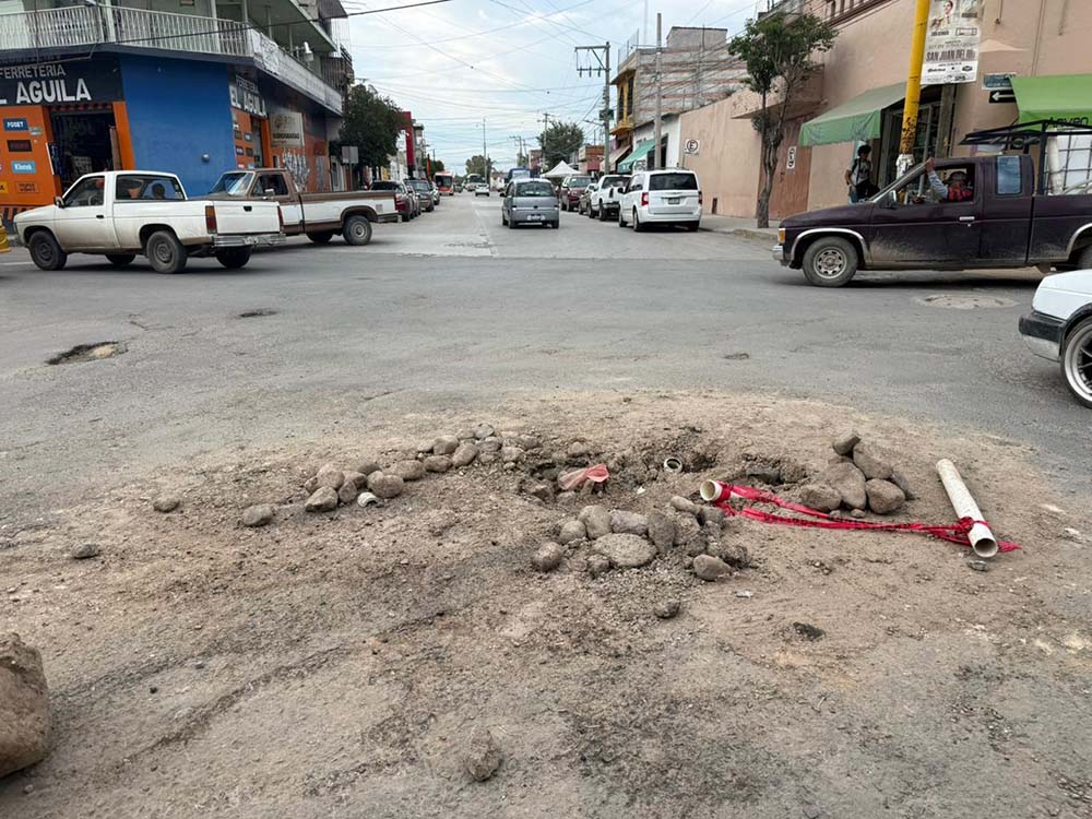 Hoyo abandonado y semáforo inútil amenazan Ezequiel Montes
