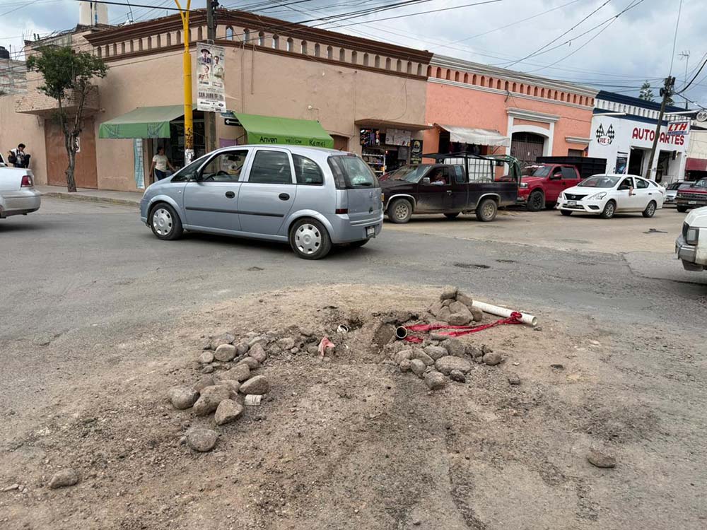 Hoyo abandonado y semáforo inútil amenazan Ezequiel Montes