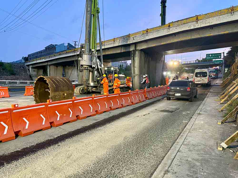 Cierran carriles nocturnos en Bernardo Quintana por tren