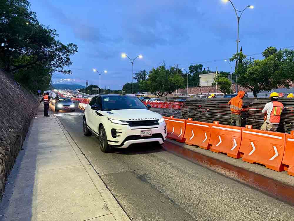 Cierran carriles nocturnos en Bernardo Quintana por tren