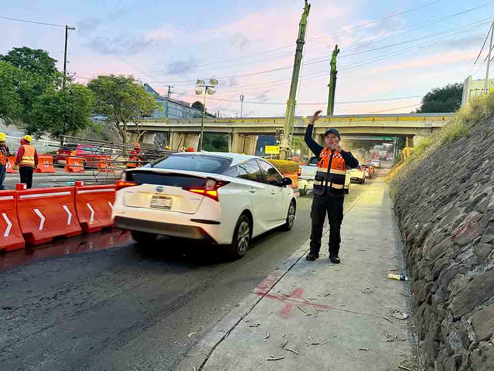 Cierran carriles nocturnos en Bernardo Quintana por tren