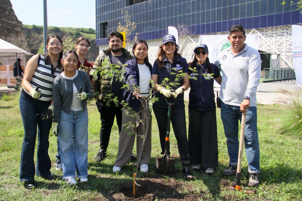 El Municipio de Querétaro realizó una jornada de reforestación en las instalaciones del Centro de Innovación y Tecnología Creativa BLOQUE, donde autoridades municipales, representantes de la iniciativa privada y miembros de la comunidad tecnológica plantaron 40 árboles de especies nativas con el propósito de fortalecer las áreas verdes de la ciudad y promover el cuidado del medio ambiente.