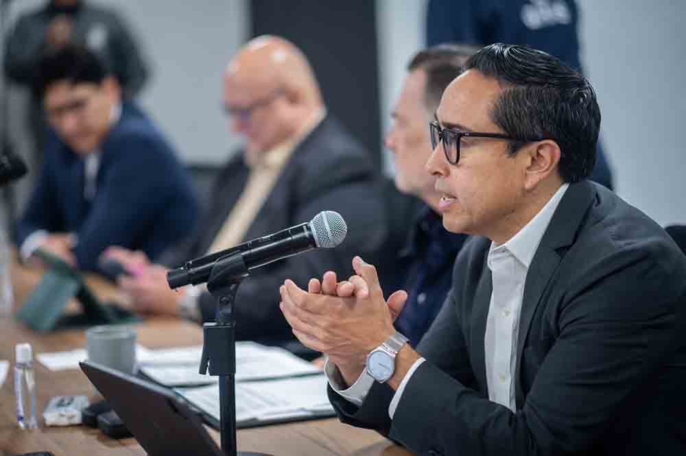Querétaro opera bajo la visión de un gobierno que simplifica, coordina a sus instituciones y pone al ciudadano, y al inversionista, en el centro de las decisiones, afirmó el titular del Poder Ejecutivo estatal, Mauricio Kuri González, en la presentación del Diagnóstico y Plan de Implementación para la Instalación de la Ventanilla Digital de Inversiones, proyecto que busca simplificar trámites, reducir cargas administrativas y digitalizar los procesos de principio a fin.
