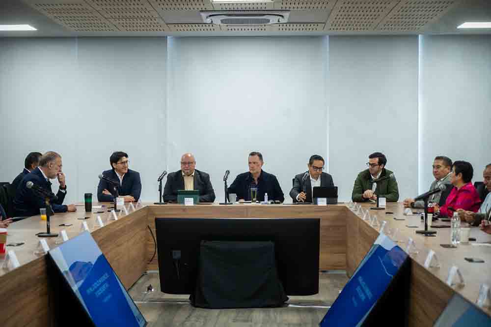 Querétaro opera bajo la visión de un gobierno que simplifica, coordina a sus instituciones y pone al ciudadano, y al inversionista, en el centro de las decisiones, afirmó el titular del Poder Ejecutivo estatal, Mauricio Kuri González, en la presentación del Diagnóstico y Plan de Implementación para la Instalación de la Ventanilla Digital de Inversiones, proyecto que busca simplificar trámites, reducir cargas administrativas y digitalizar los procesos de principio a fin.