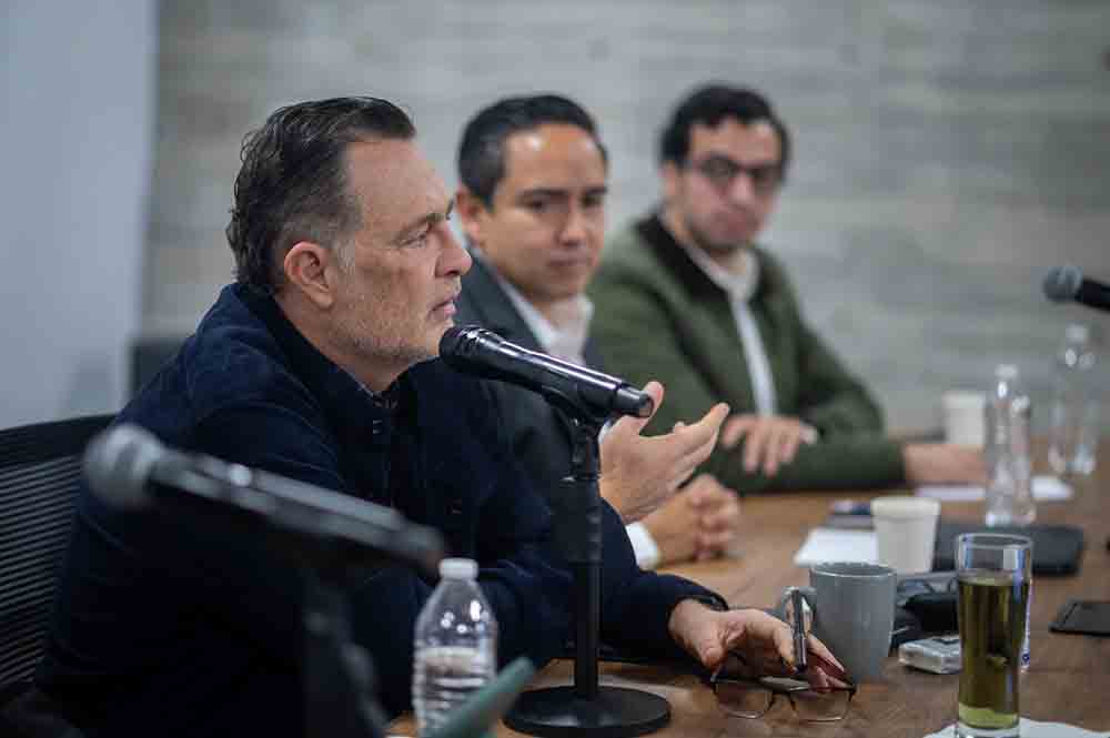 Querétaro opera bajo la visión de un gobierno que simplifica, coordina a sus instituciones y pone al ciudadano, y al inversionista, en el centro de las decisiones, afirmó el titular del Poder Ejecutivo estatal, Mauricio Kuri González, en la presentación del Diagnóstico y Plan de Implementación para la Instalación de la Ventanilla Digital de Inversiones, proyecto que busca simplificar trámites, reducir cargas administrativas y digitalizar los procesos de principio a fin.