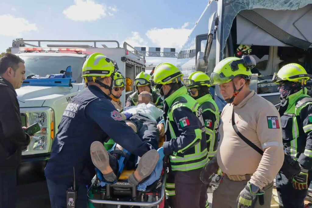 Autobús destrozado moviliza emergencias en la 57