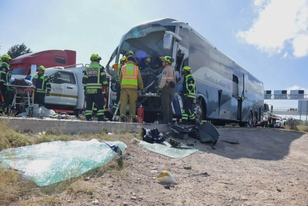Autobús destrozado moviliza emergencias en la 57