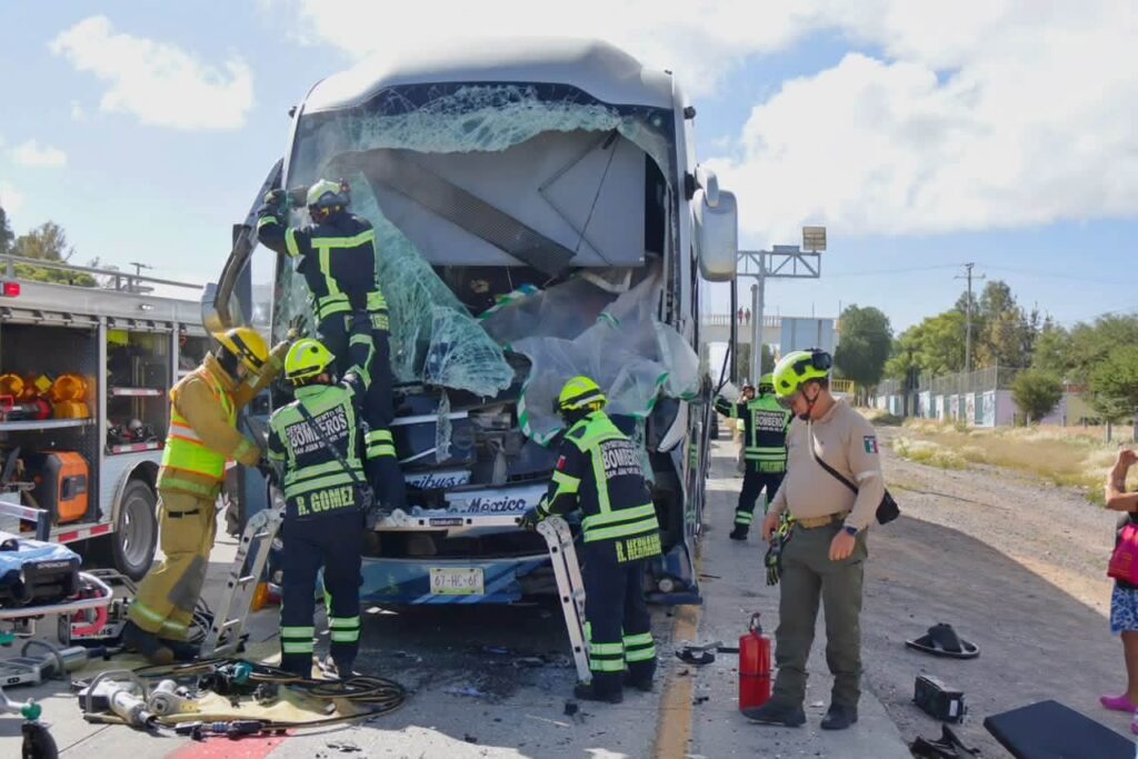 Autobús destrozado moviliza emergencias en la 57