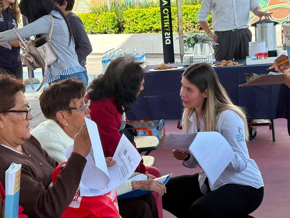 Alcalde en Acción acerca servicios al Centro Histórico