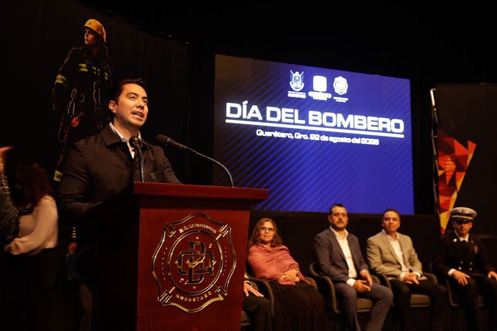 Bomberos celebran 77 años de servicio en Querétaro