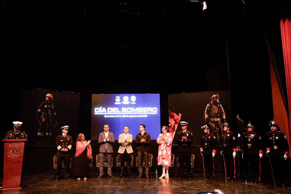 Bomberos celebran 77 años de servicio en Querétaro