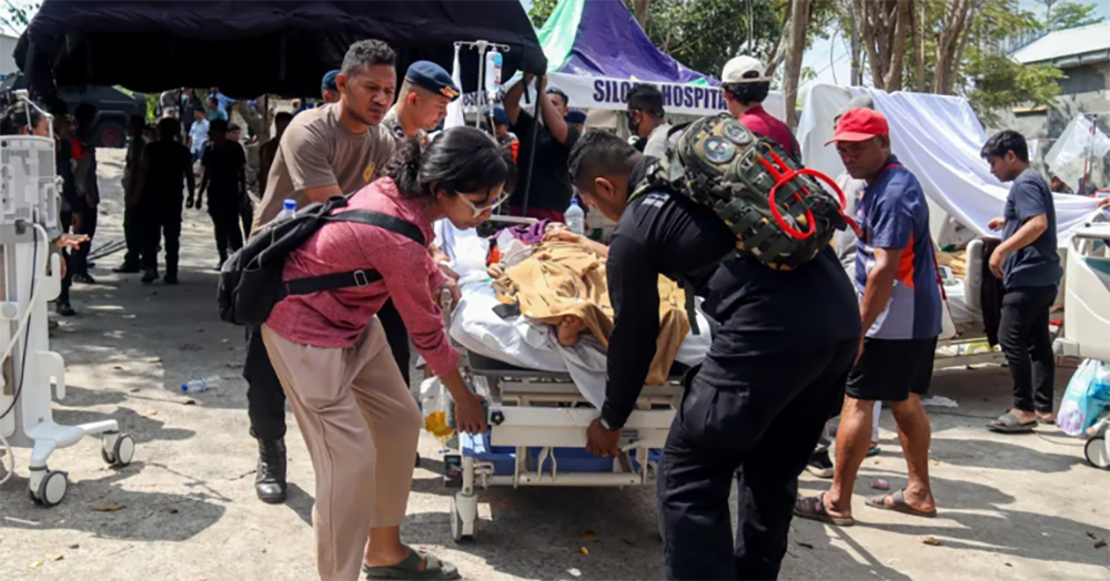 Sismo de 7.7 deja 47 muertos en Indonesia