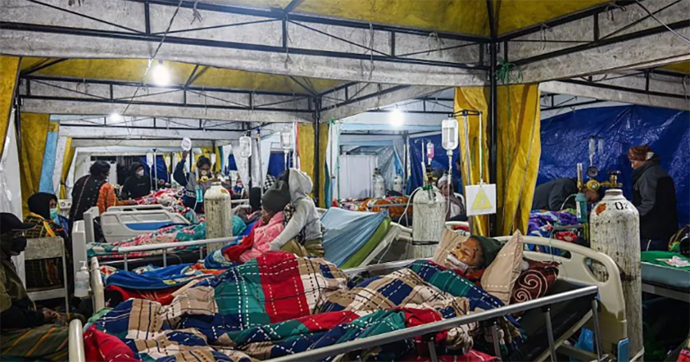 Sismo de 7.7 deja 47 muertos en Indonesia