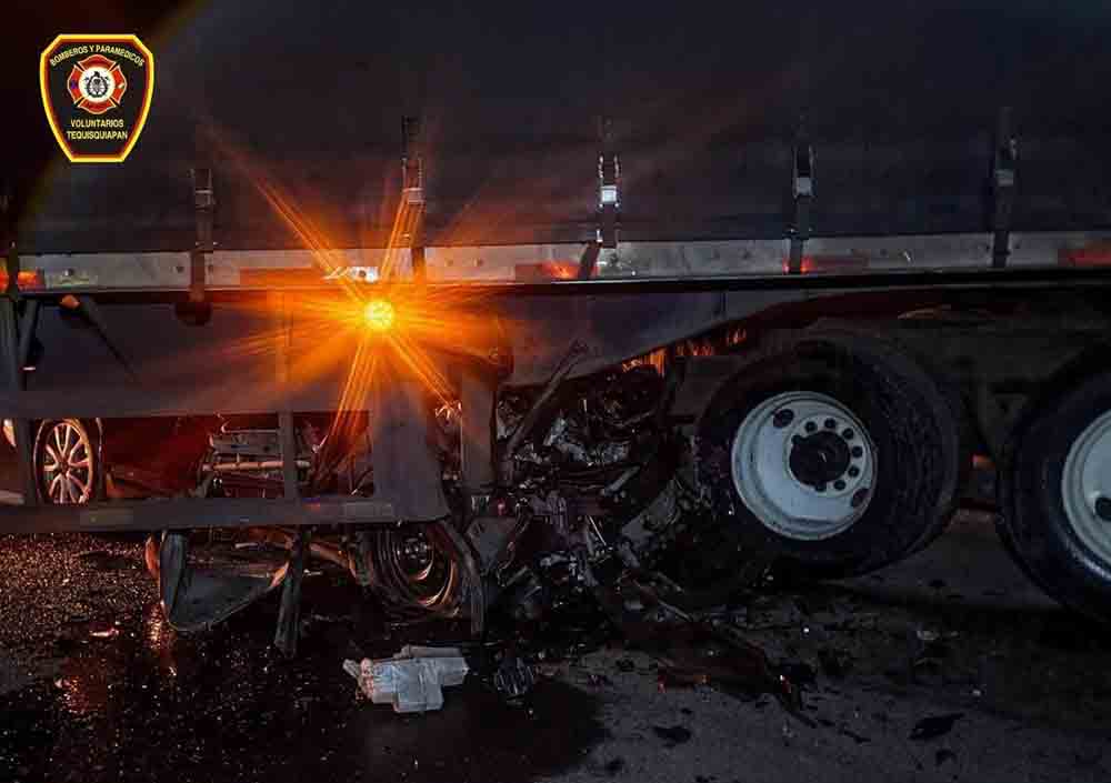 Joven muere contra tráiler detenido en Tequisquiapan