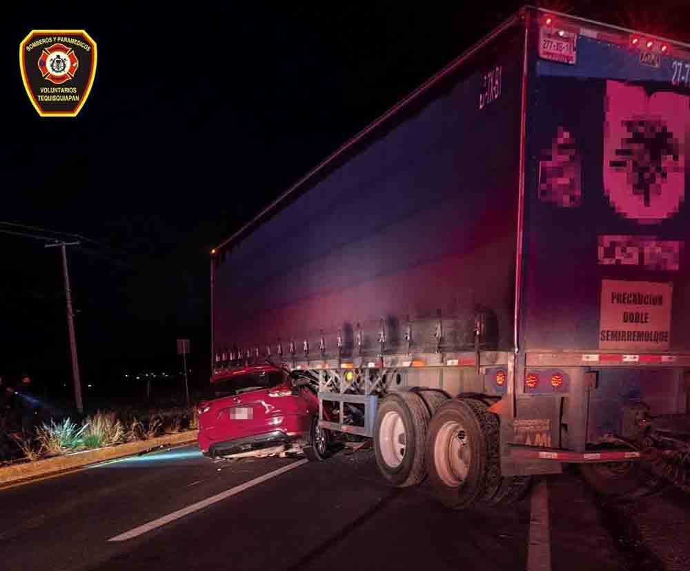 Joven muere contra tráiler detenido en Tequisquiapan