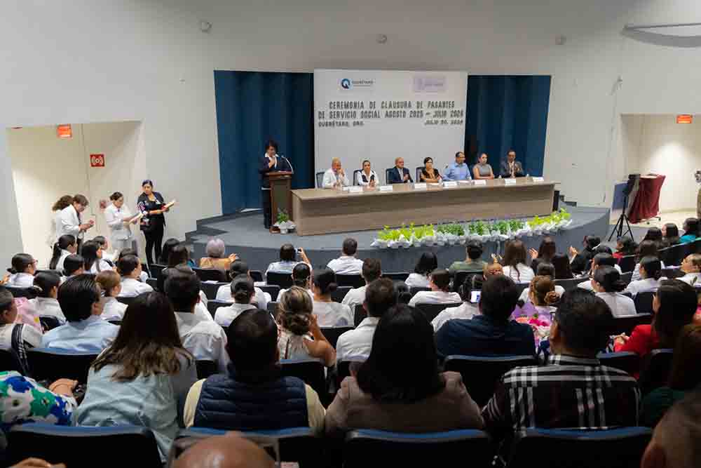 97 pasantes concluyen servicio social en Hospital General