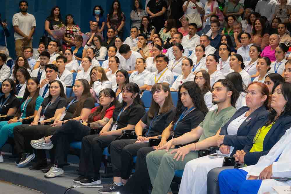 97 pasantes concluyen servicio social en Hospital General