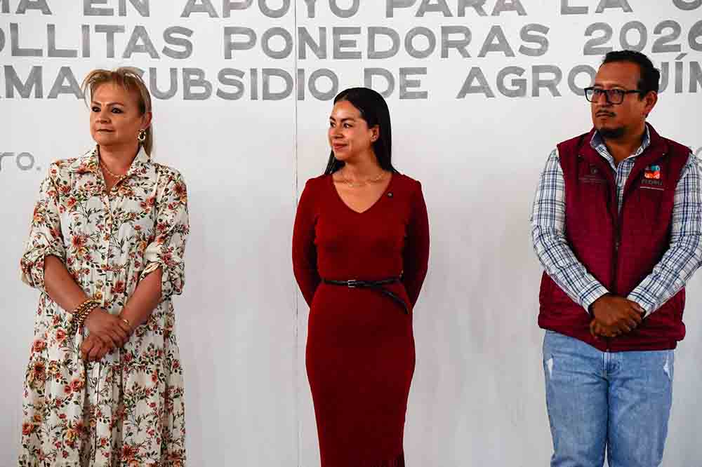Pedro Escobedo entrega pollitas y agroquímicos al campo