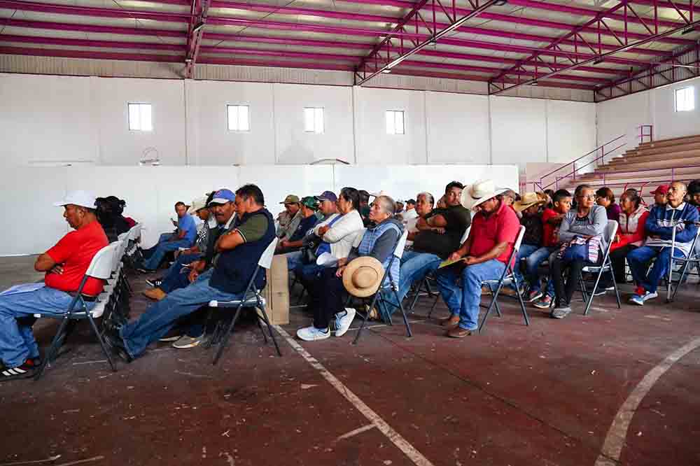 Pedro Escobedo entrega pollitas y agroquímicos al campo