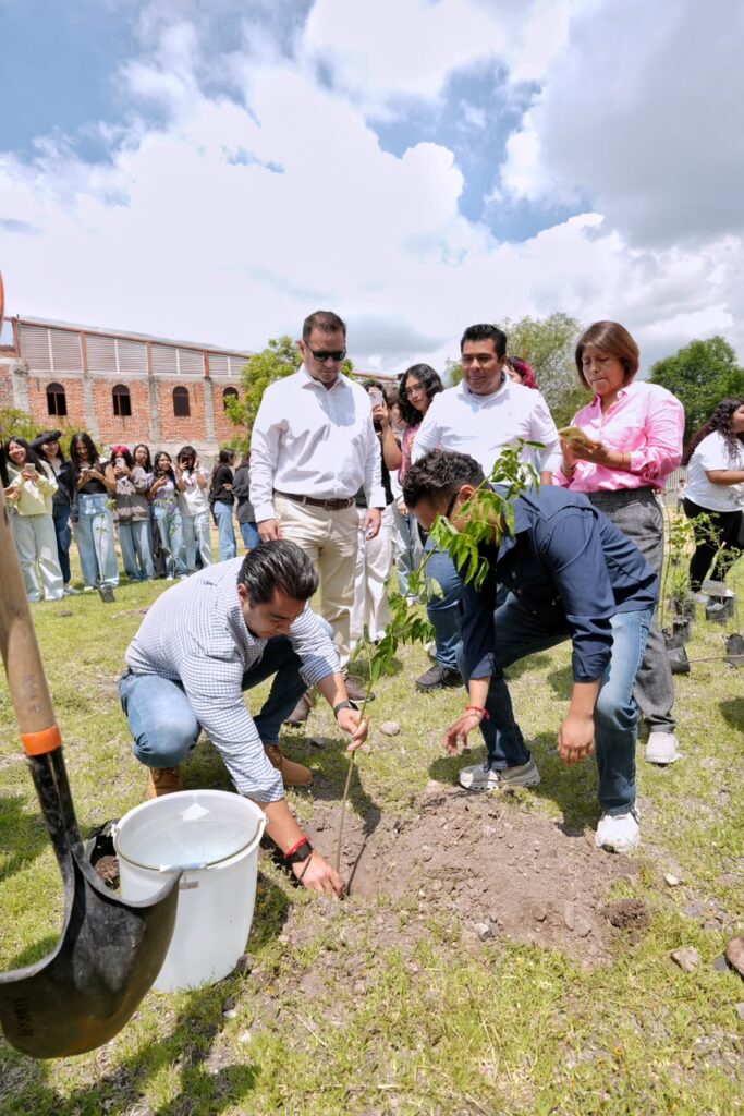 Felifer encabeza reforestación de 150 árboles en Bicentenario