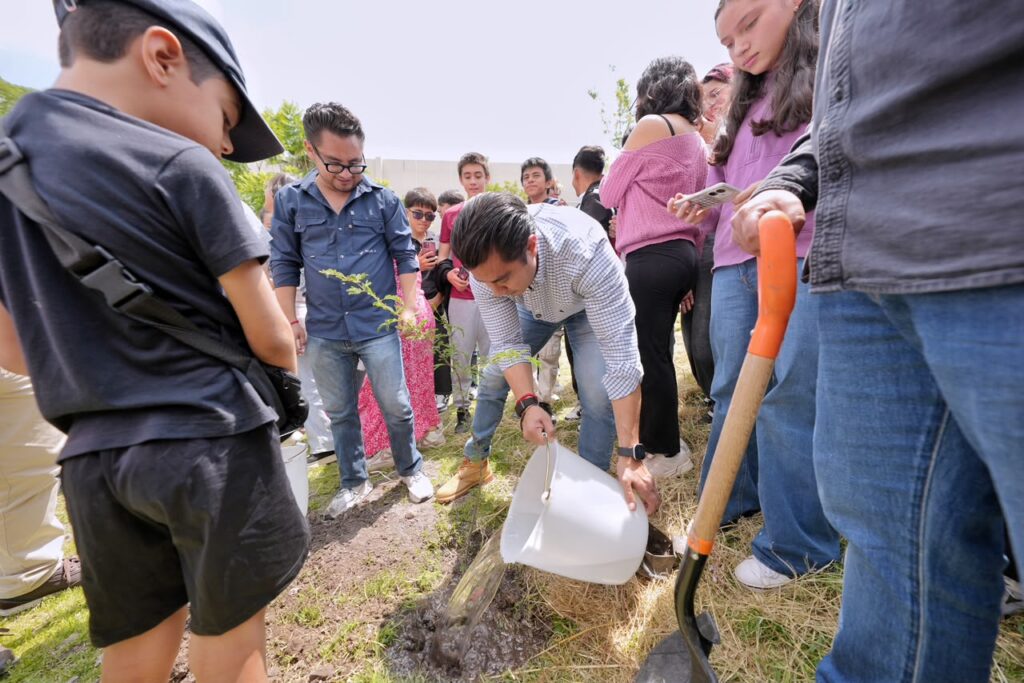 Felifer encabeza reforestación de 150 árboles en Bicentenario