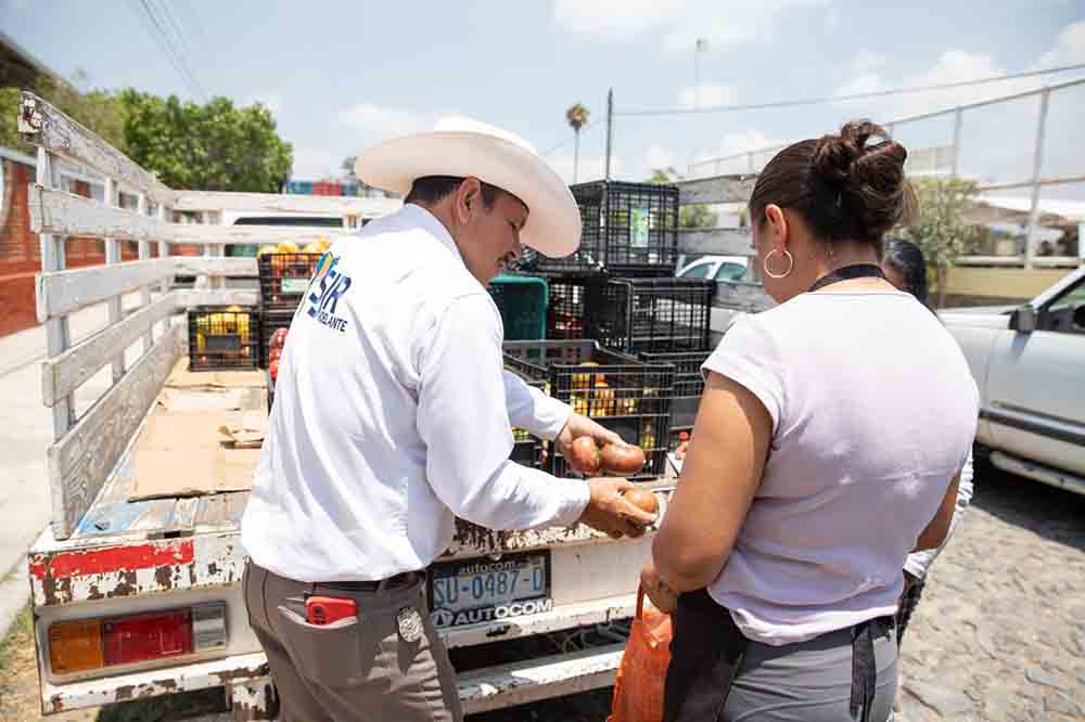 Roberto Cabrera atiende 160 solicitudes en Loma Linda