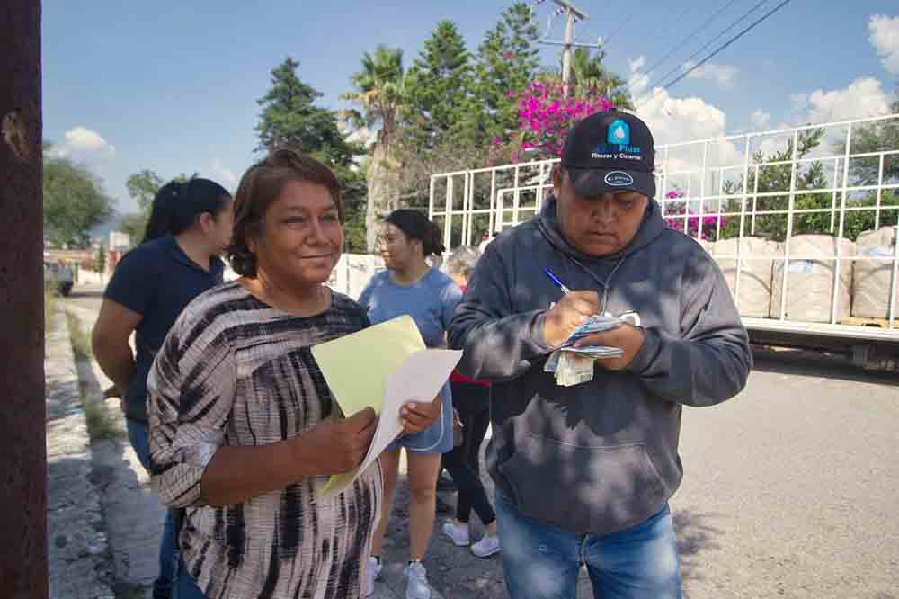 San Juan entrega 115 tinacos en tres comunidades