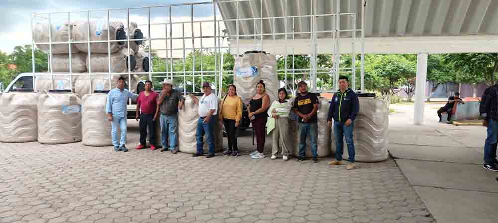 San Juan entrega 115 tinacos en tres comunidades