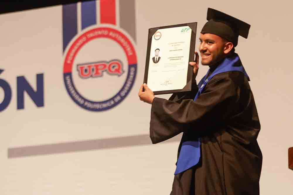 UPQ entrega 838 títulos profesionales en Querétaro